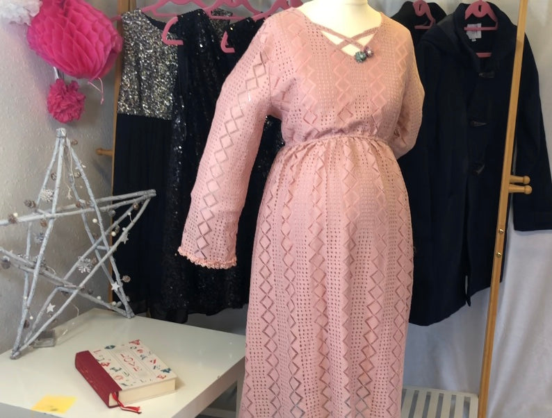 Fashionably_pregnant_pretty_in_pink_tea_dress