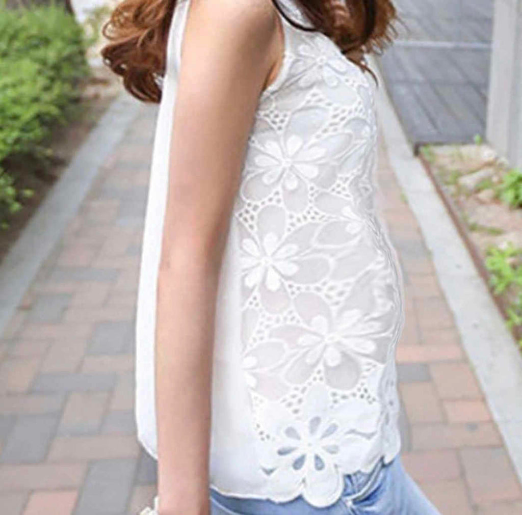 Fashionably_Pregnant_Maternity_White_sleeveless_top_side